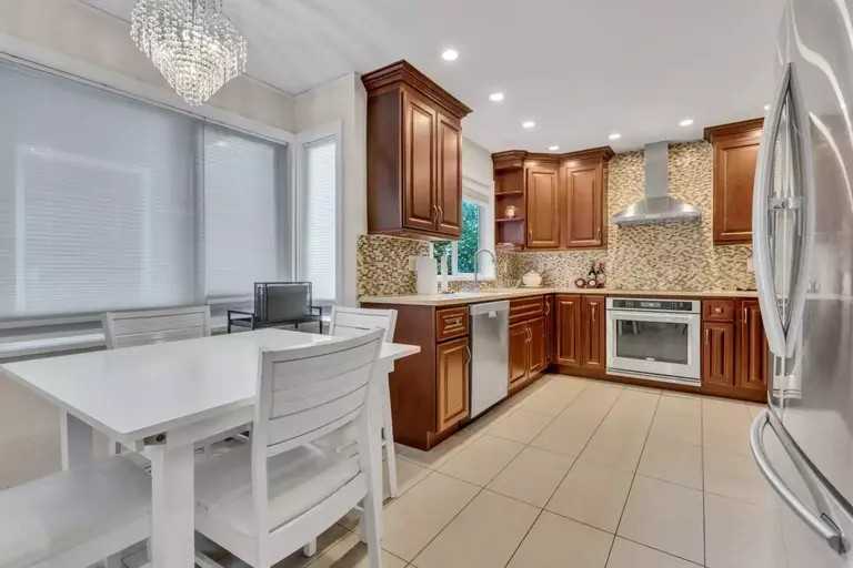 5853 Grousewoods Cres - Photo 7 of 25