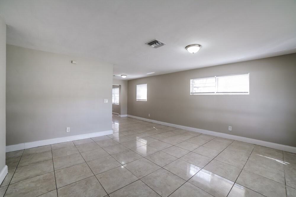 2890 Nw 20th St - Photo 4 of 16