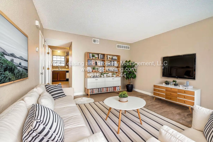 238 Nw Woods Chapel Rd - Photo 5 of 20