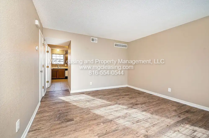 238 Nw Woods Chapel Rd - Photo 6 of 20