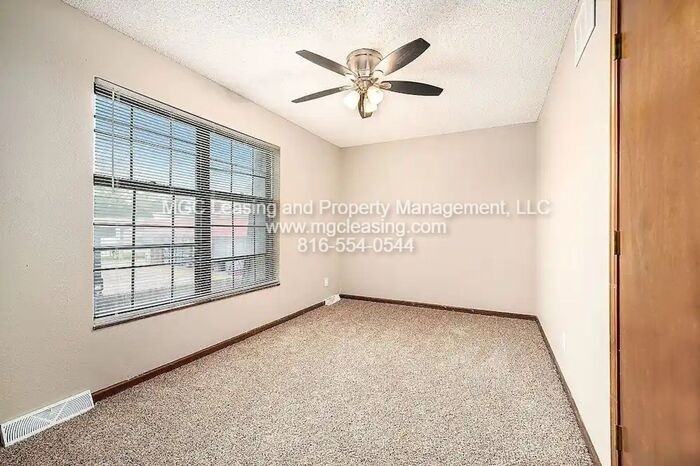 238 Nw Woods Chapel Rd - Photo 7 of 20