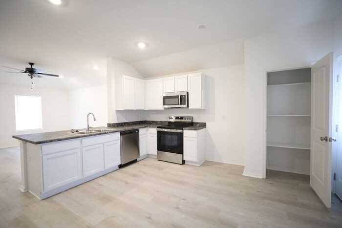 4728 Copley Dr - Photo 3 of 12