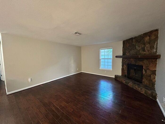 404 Belmont St - Photo 4 of 19