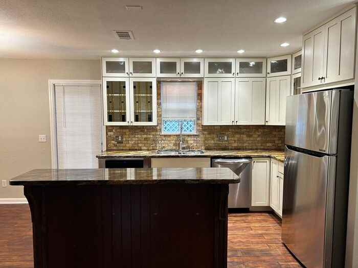 404 Belmont St - Photo 7 of 19