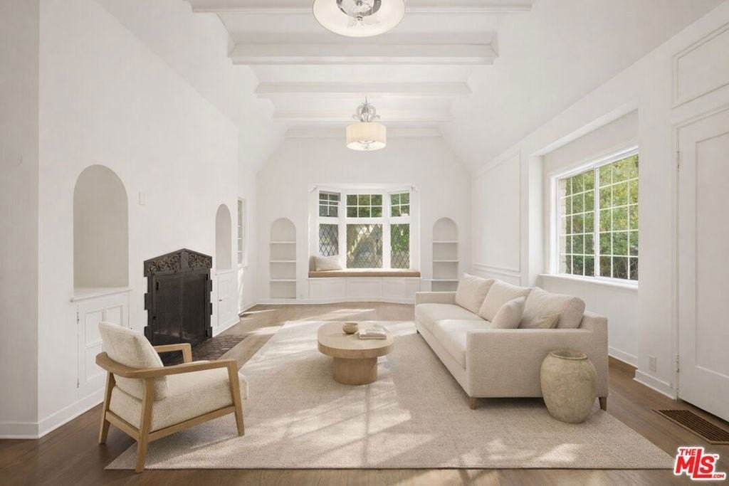 2633 1/2 N Commonwealth Ave - Photo 2 of 50