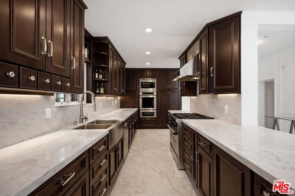 2633 1/2 N Commonwealth Ave - Photo 3 of 50