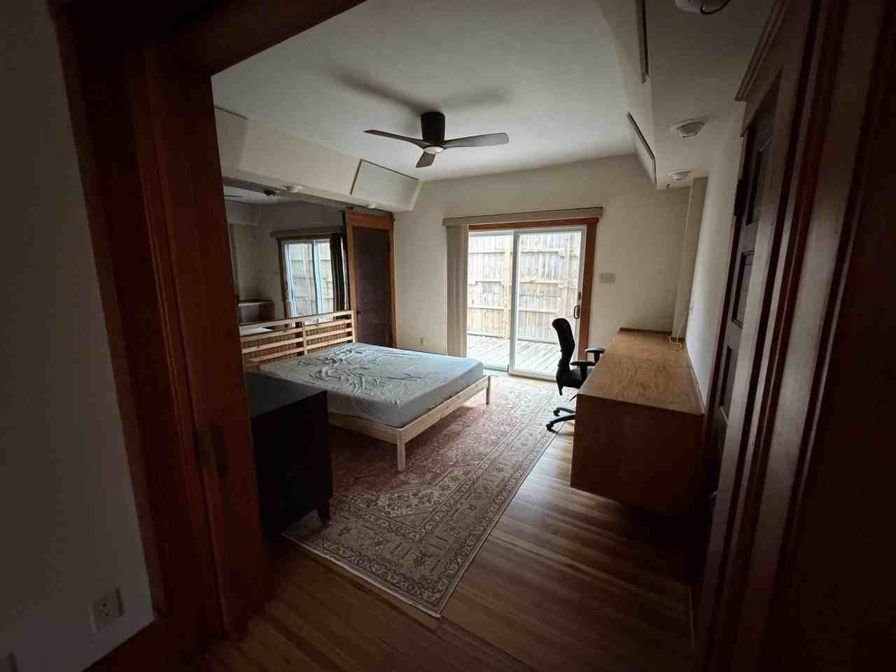 410 W Illinois St - Photo 7 of 15