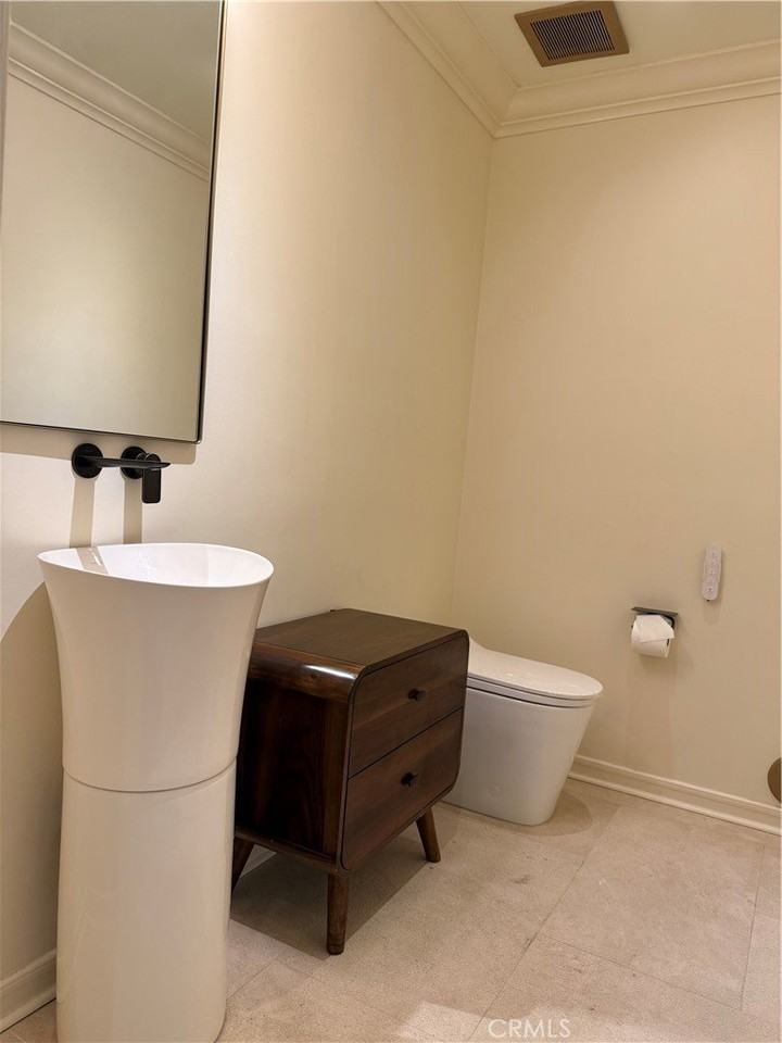 980 Ellington Ln - Photo 4 of 32