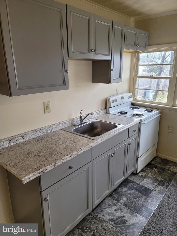 302 N Western Ave Apt 2 #2 - Photo 3 of 13