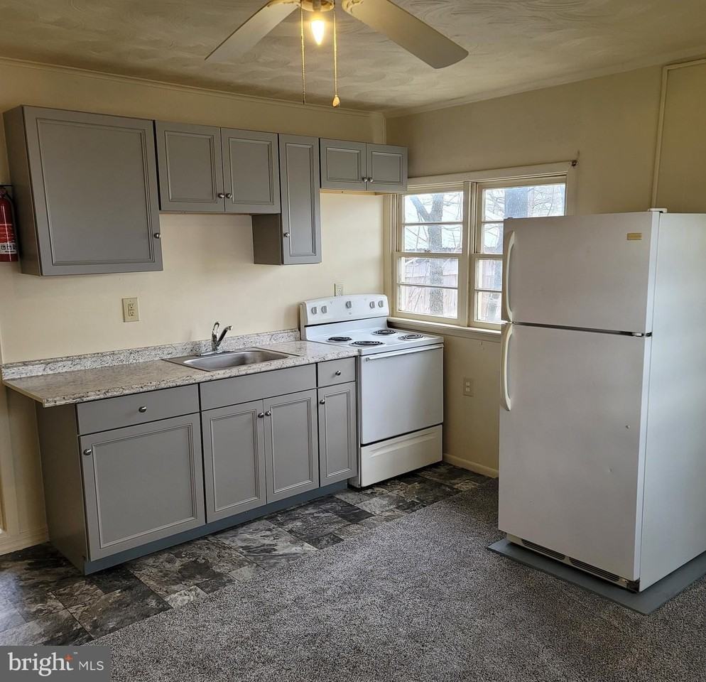 302 N Western Ave Apt 2 #2 - Photo 4 of 13