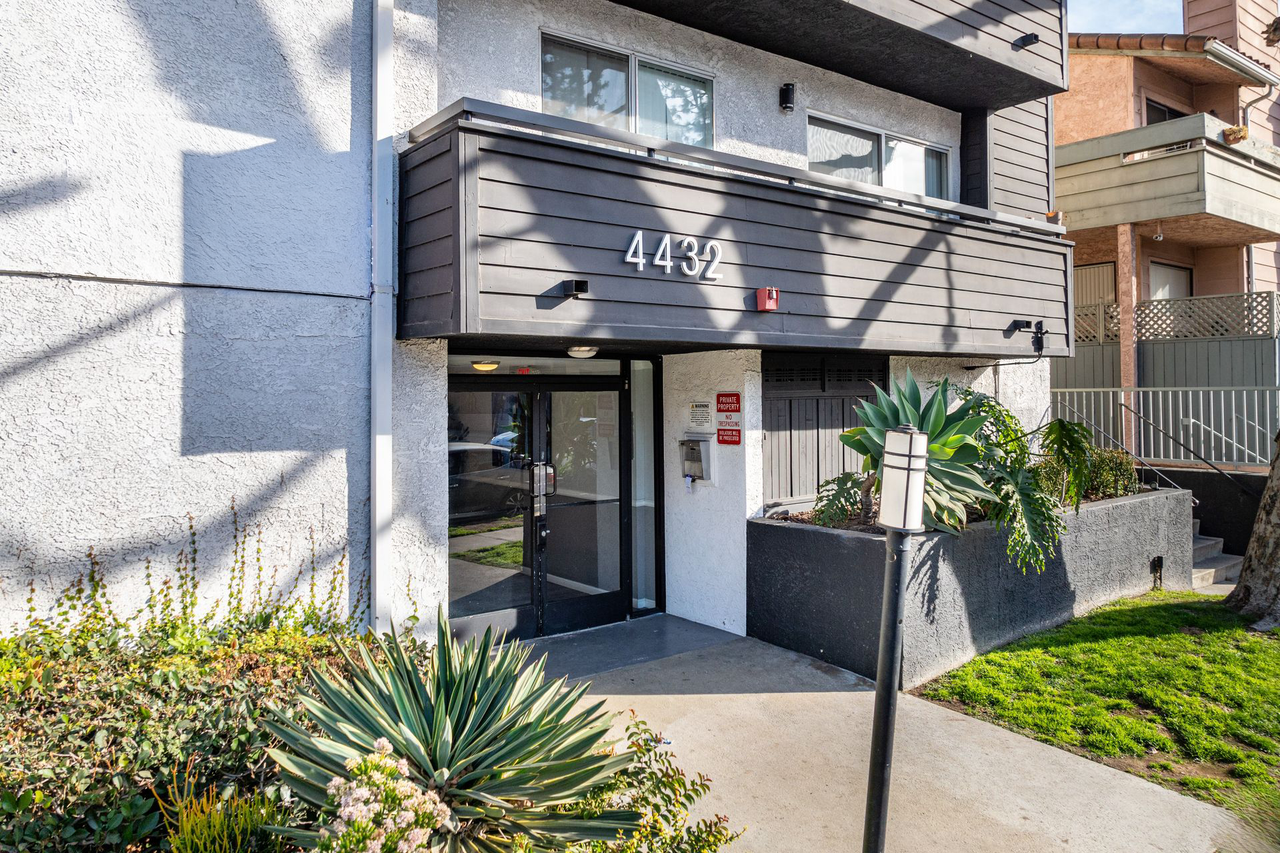 4432 Coldwater Canyon - Photo 2 of 7