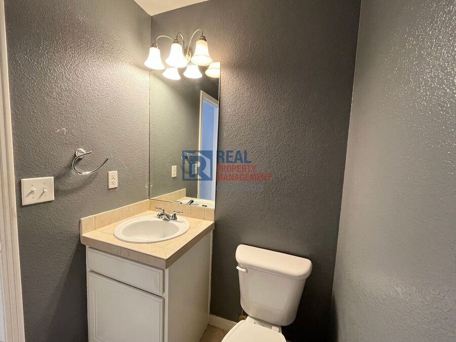 5304 Stuart St - Photo 7 of 17