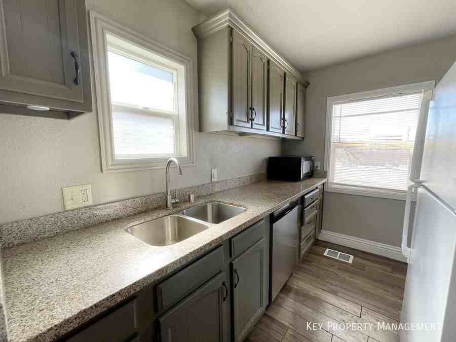 5930 Dodd St #B - Photo 4 of 11