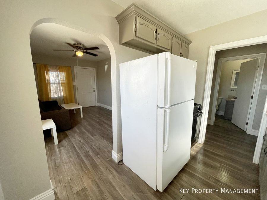 5930 Dodd St #B - Photo 6 of 11