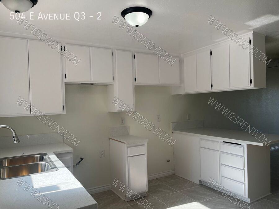 504 E Avenue Q3 #2 - Photo 5 of 10