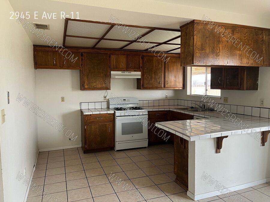 2945 E Avenue R11 - Photo 4 of 14