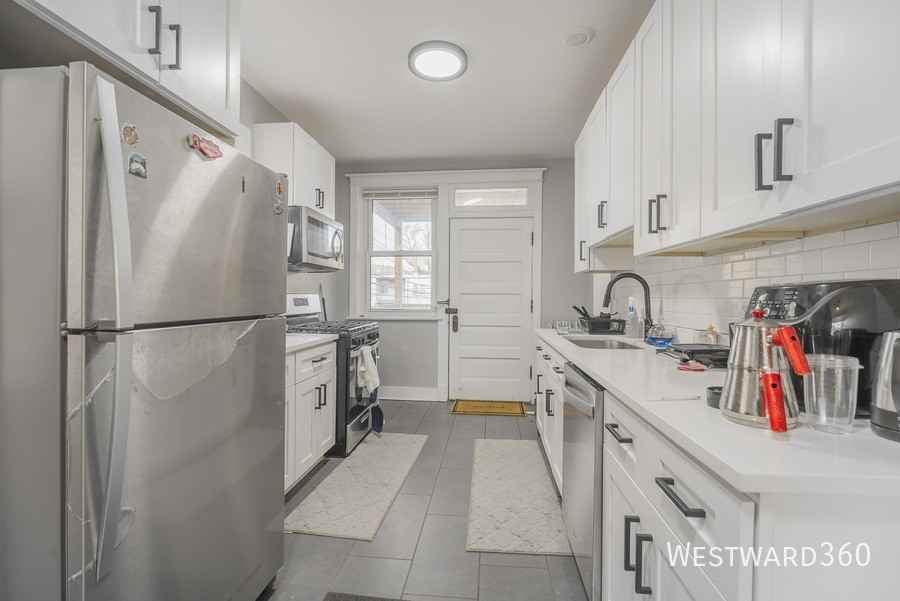 1410 W Farragut Ave #2 - Photo 4 of 20