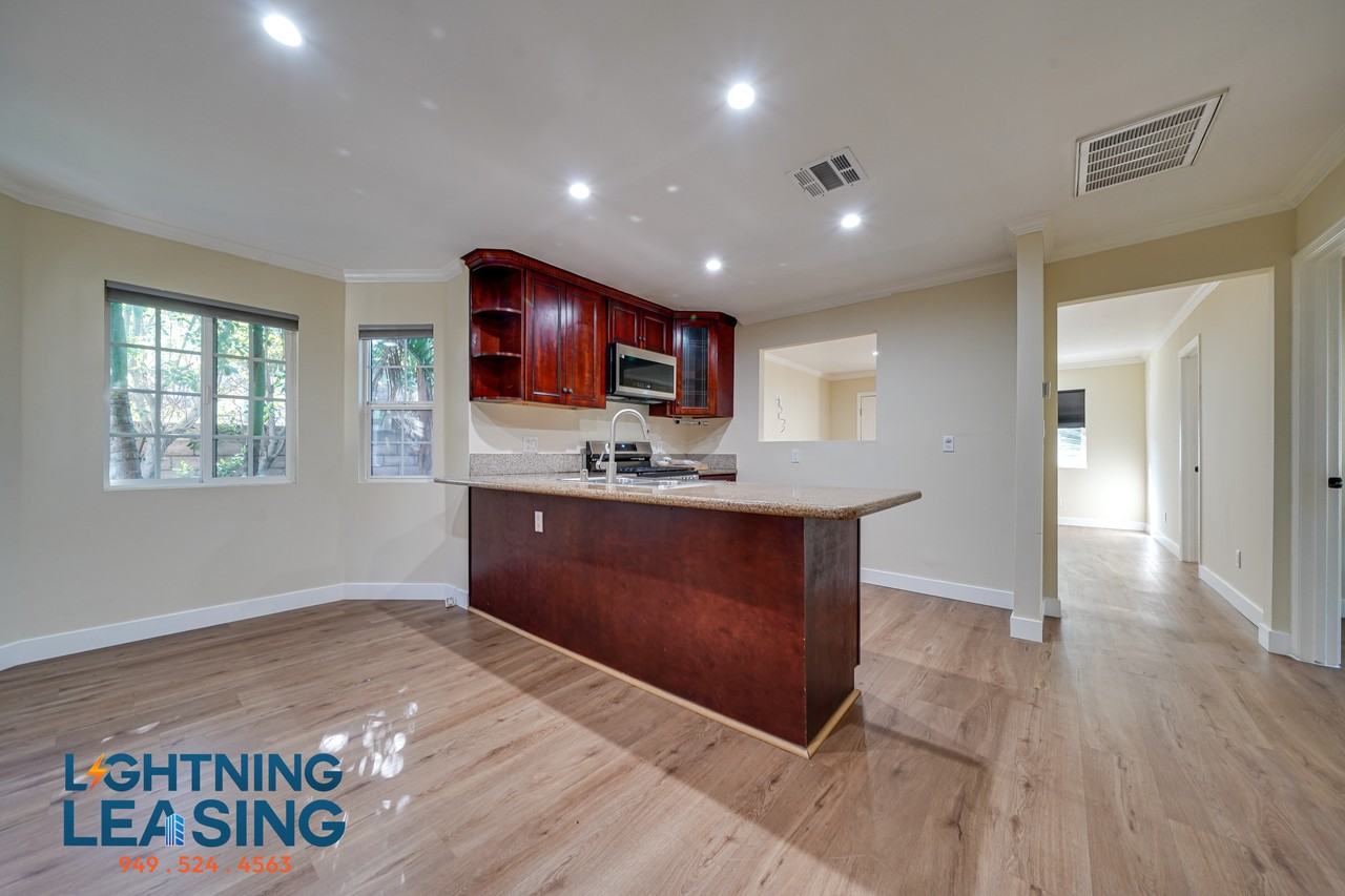 6182 Yolanda Ave - Photo 4 of 32