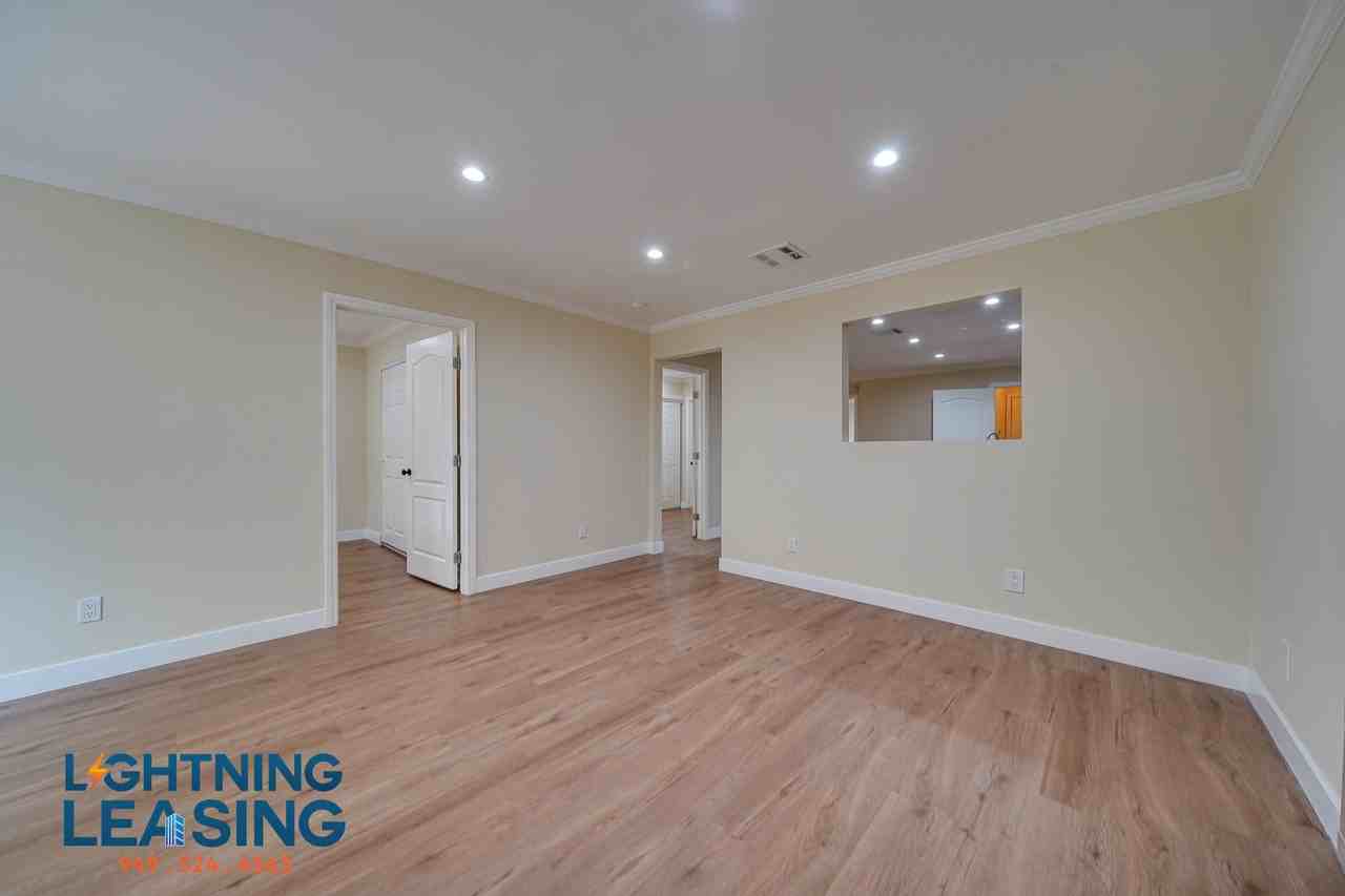 6182 Yolanda Ave - Photo 6 of 32