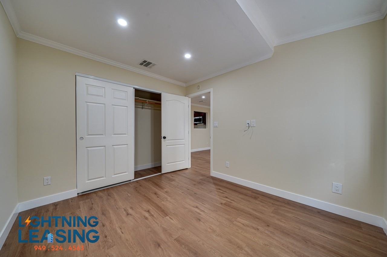 6182 Yolanda Ave - Photo 7 of 32