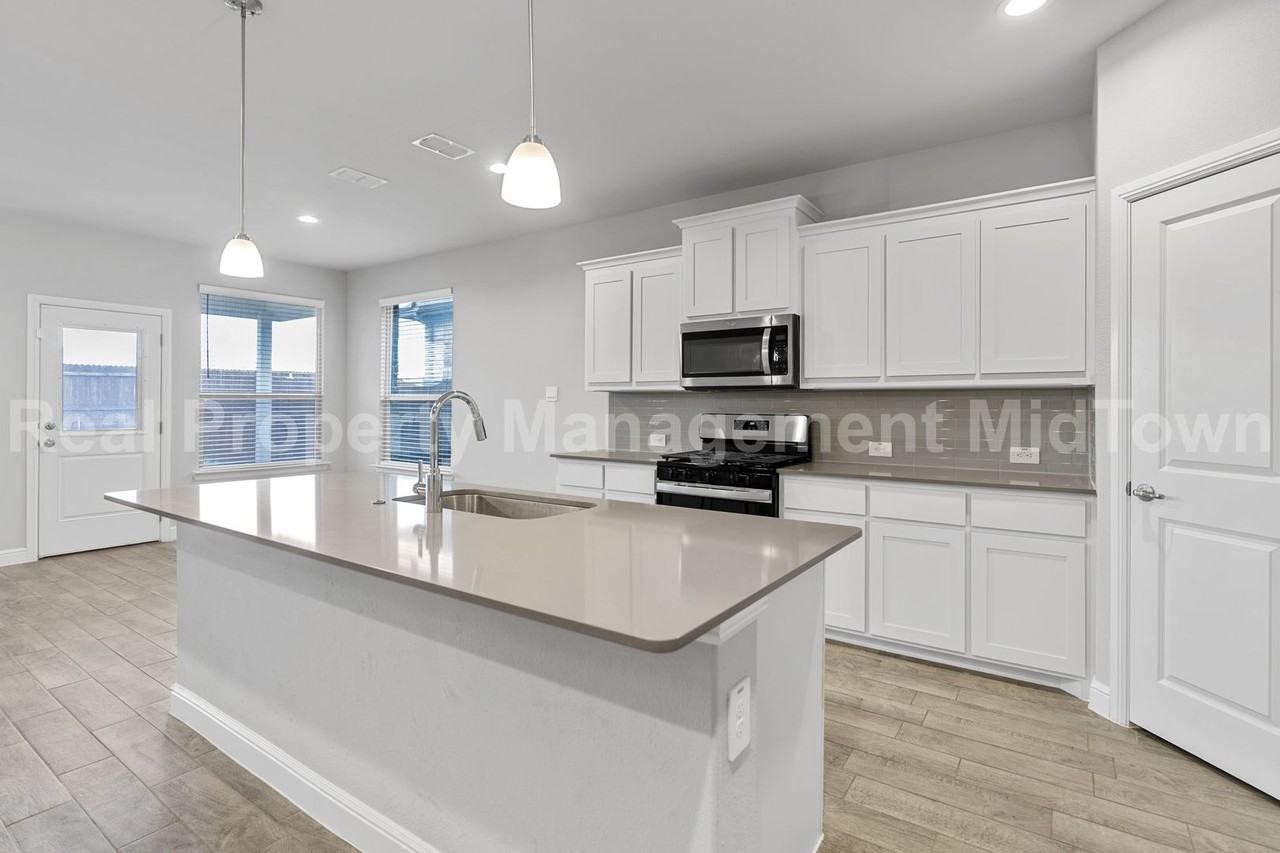 1141 Southwark Dr - Photo 2 of 23