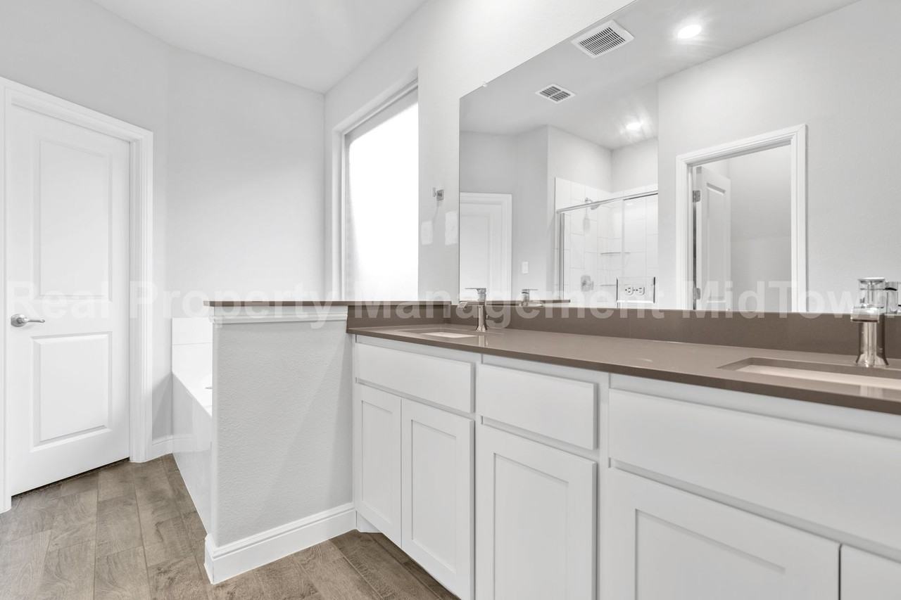 1141 Southwark Dr - Photo 6 of 23