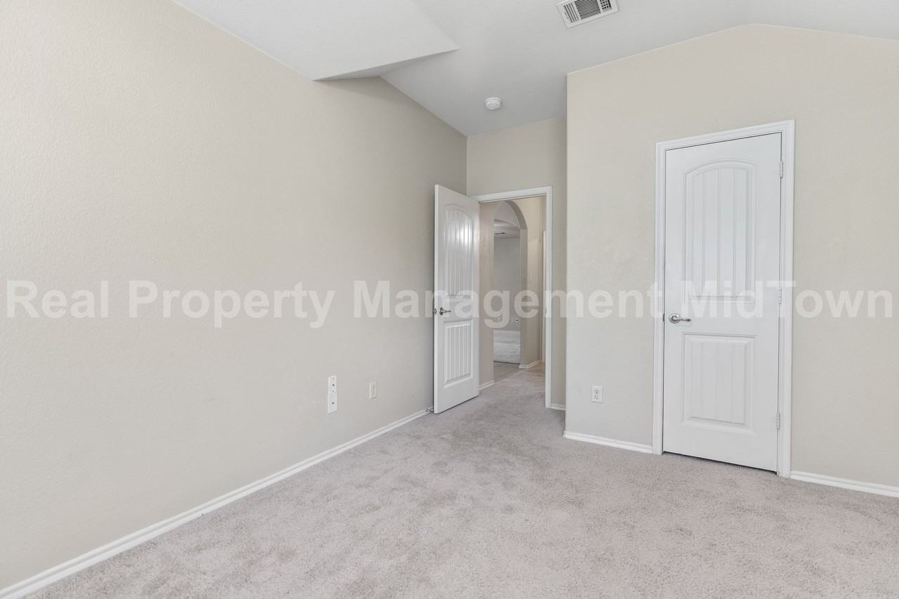 2035 Karsen Ln - Photo 5 of 31