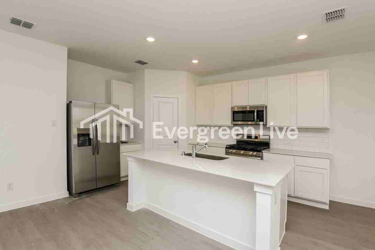 200 Pine St - Photo 4 of 16