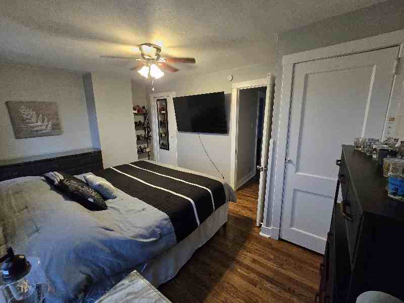 1042 Lessing St - Photo 3 of 20