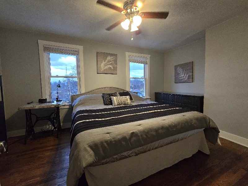 1042 Lessing St - Photo 4 of 20