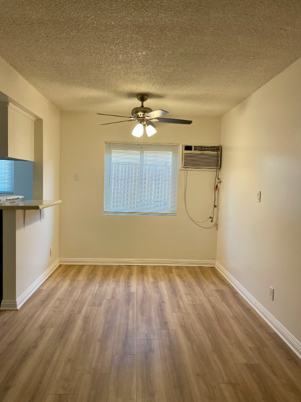 12414 Dunrobin Ave #4 - Photo 3 of 11