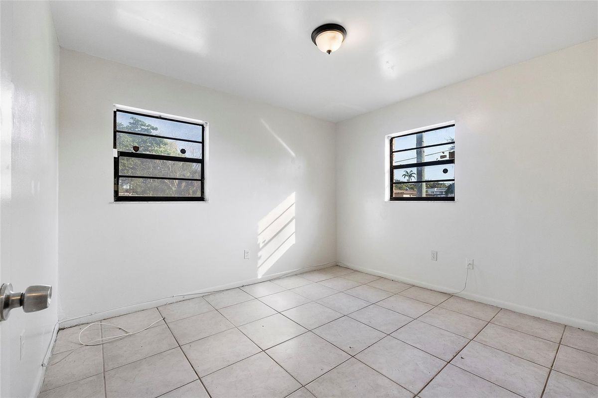 747 Nw 14th Way - Photo 3 of 6