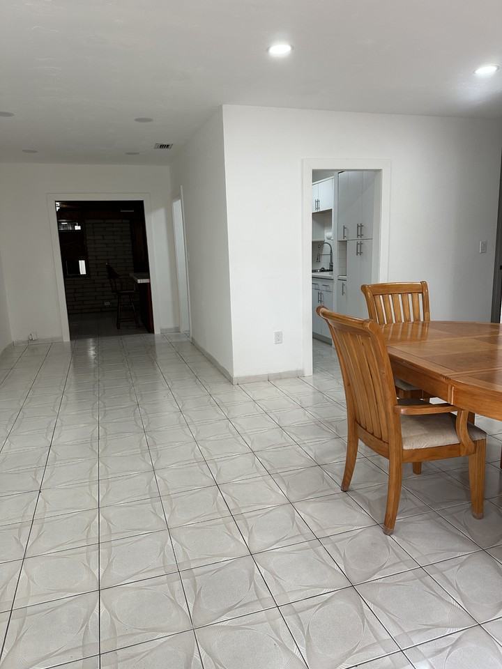 811 Ne 2nd Pl #NA - Photo 2 of 32