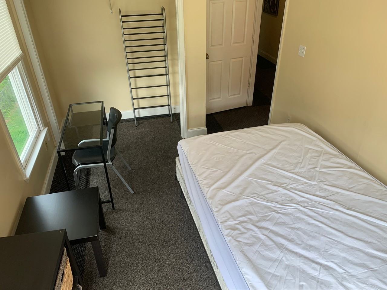 889 Beckwith St Sw #NA - Photo 4 of 11