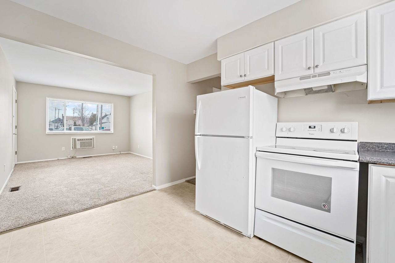 1006 6th St #4 - Photo 2 of 9