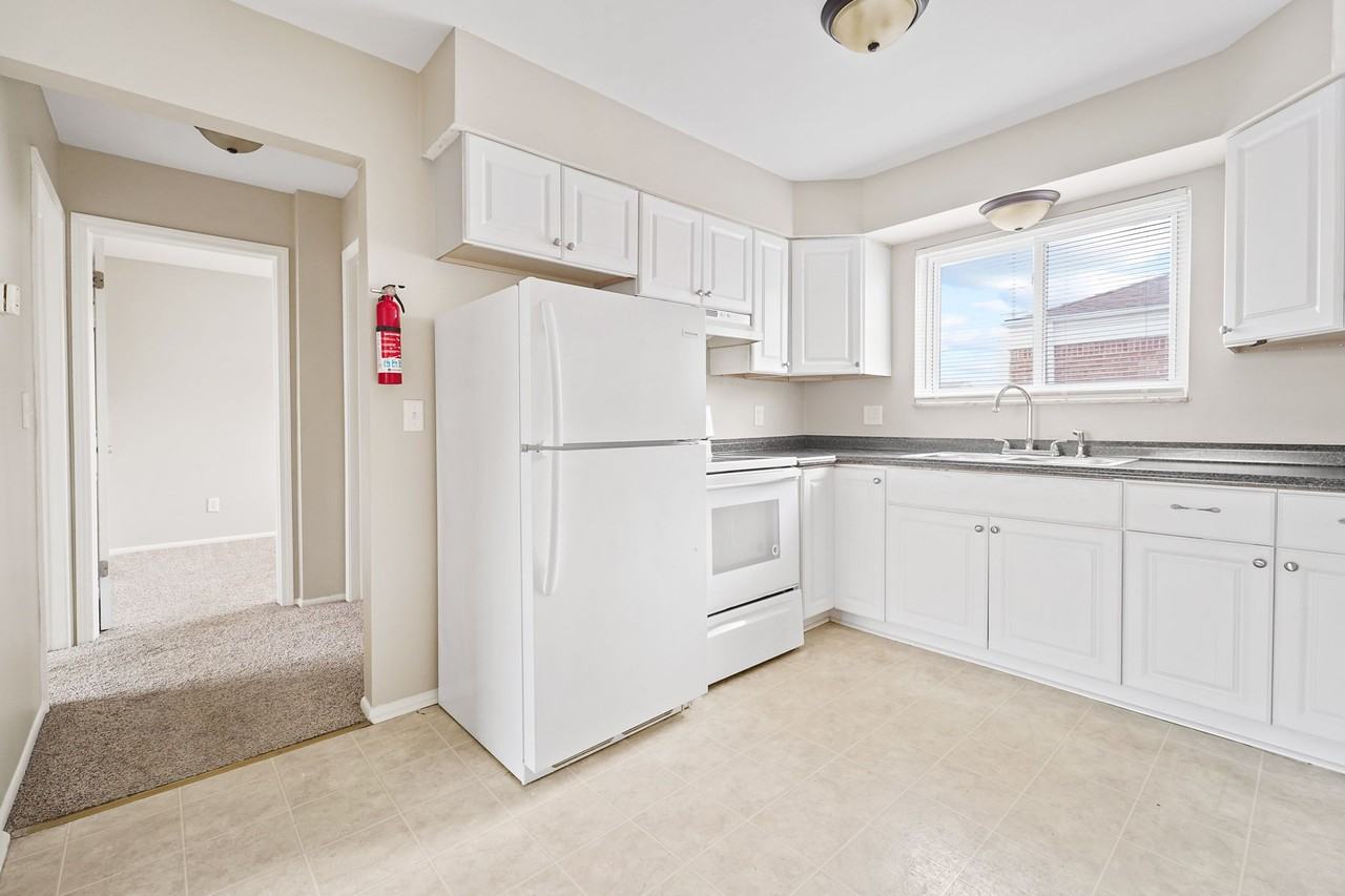 1006 6th St #4 - Photo 3 of 9