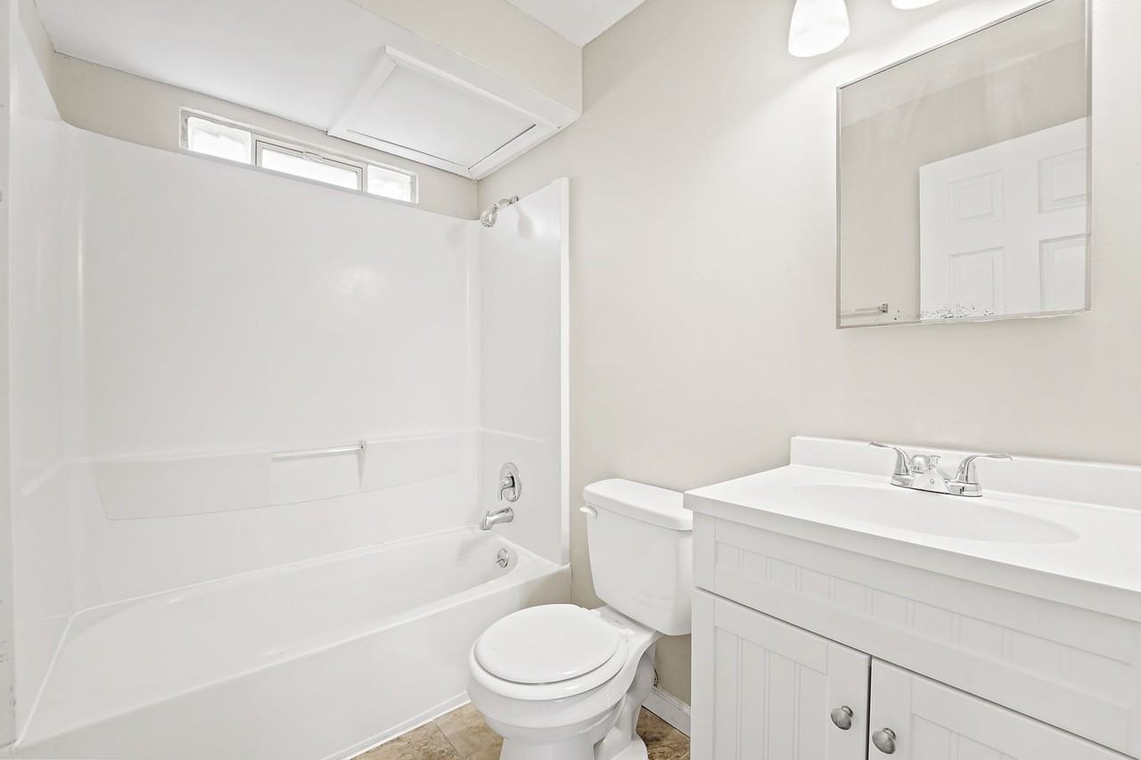 1006 6th St #4 - Photo 4 of 9