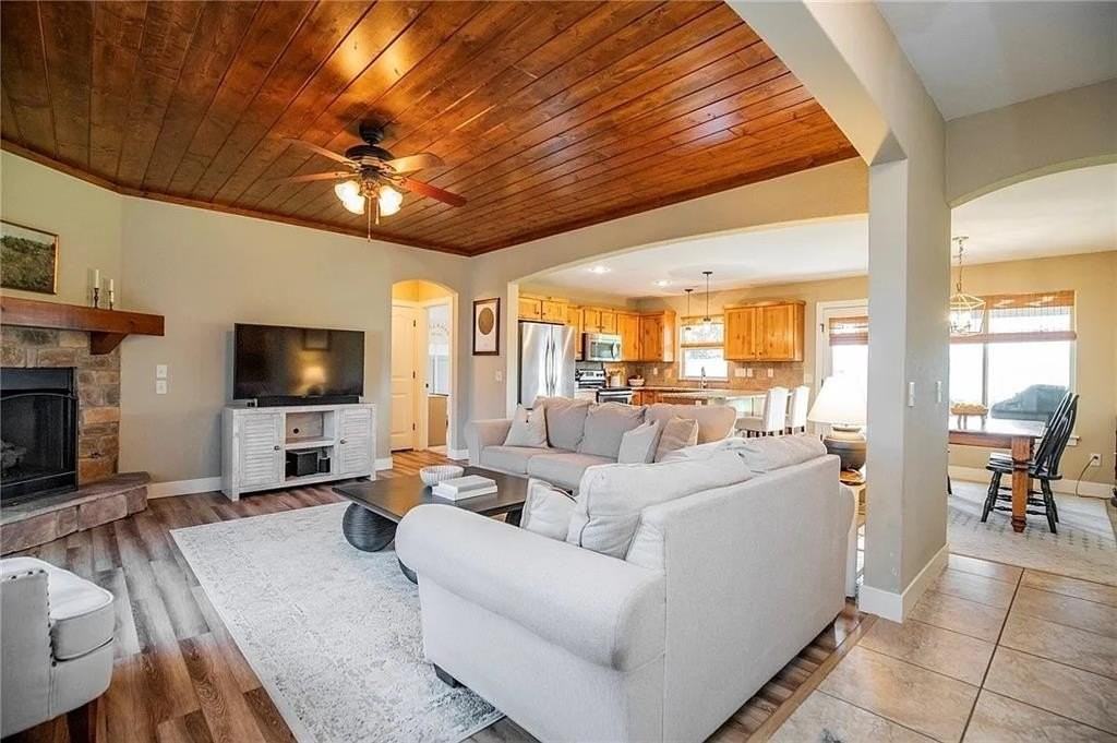 808 Sand St - Photo 3 of 25