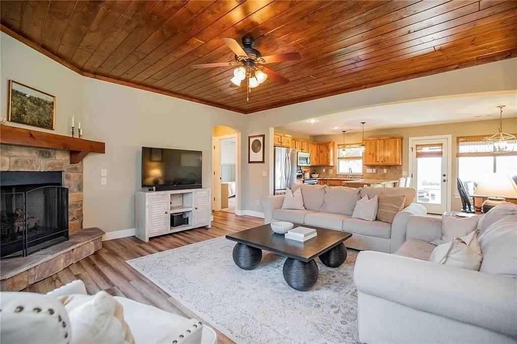 808 Sand St - Photo 4 of 25