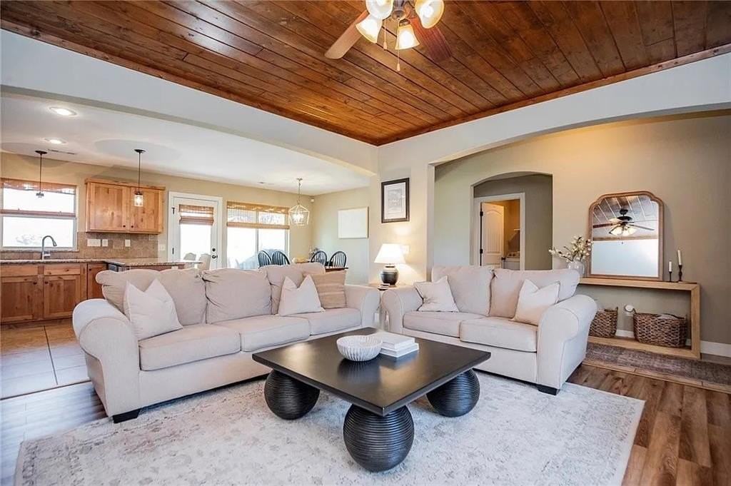 808 Sand St - Photo 5 of 25