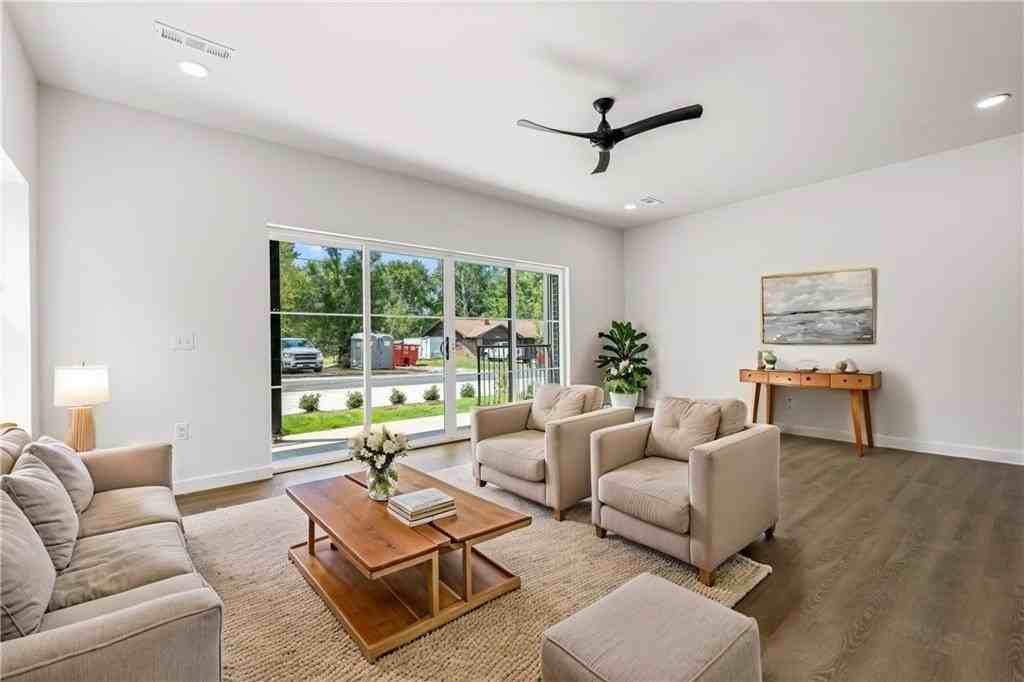 949 Se 10th St - Photo 5 of 21