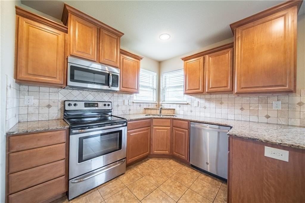 704 Sw Cabriolet St - Photo 3 of 23