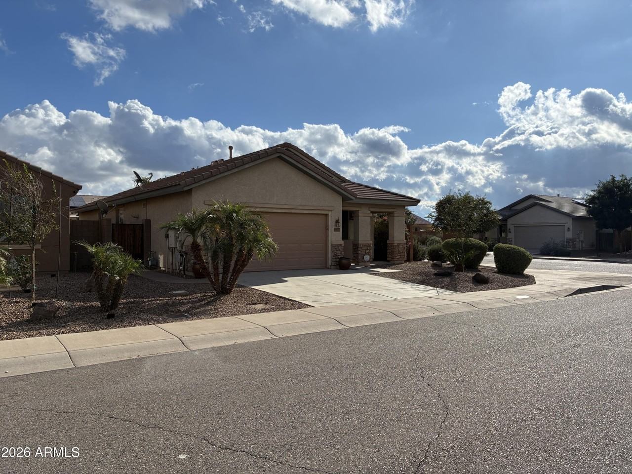 8011 S 70th Dr - Photo 3 of 39