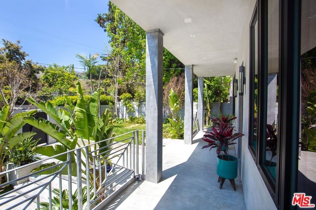 1724 N Sierra Bonita Ave - Photo 3 of 32