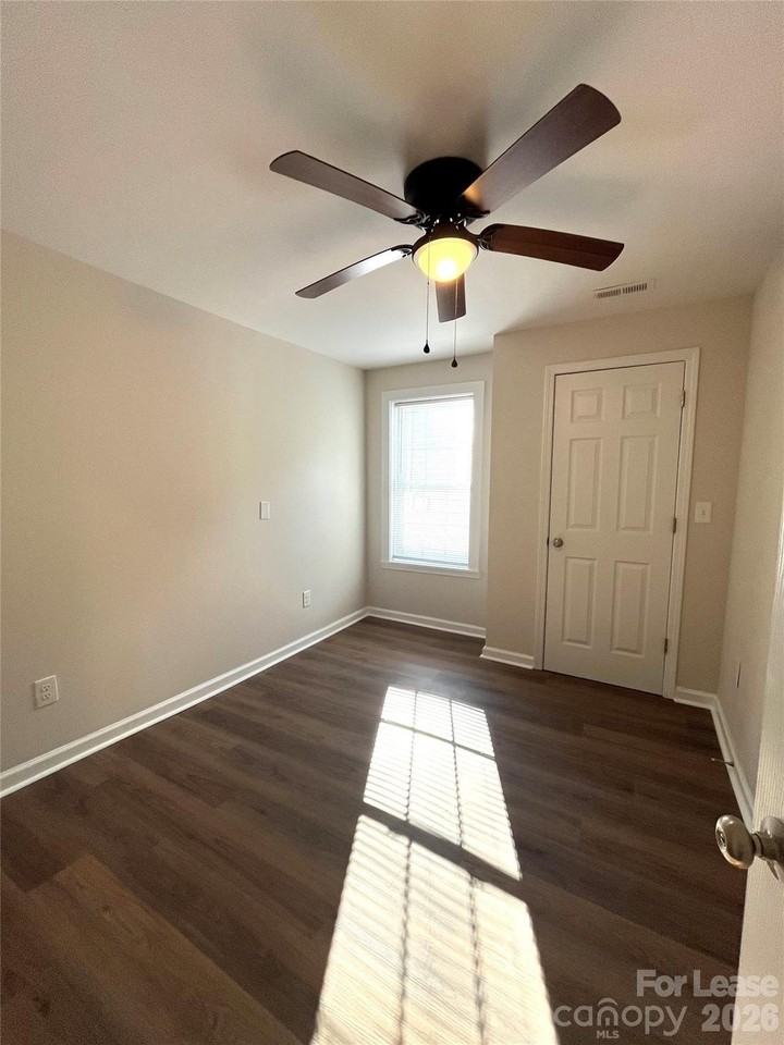 711 S Jackson St #102 - Photo 6 of 13