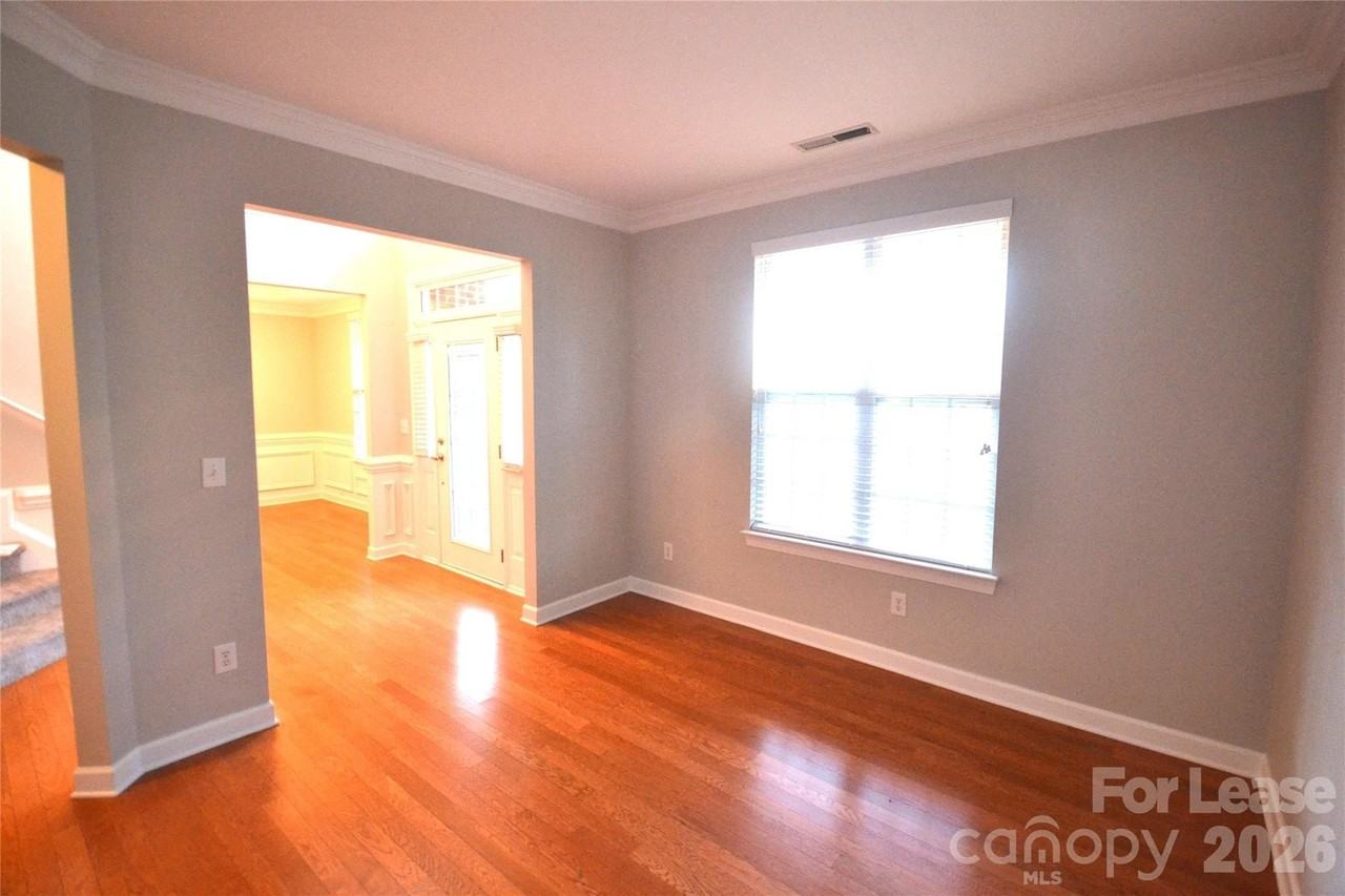 910 Springwood Dr - Photo 5 of 45