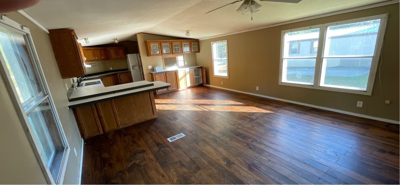 212 S Pine St - Photo 2 of 9