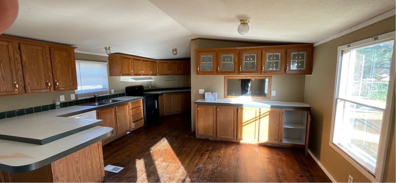 212 S Pine St - Photo 3 of 9