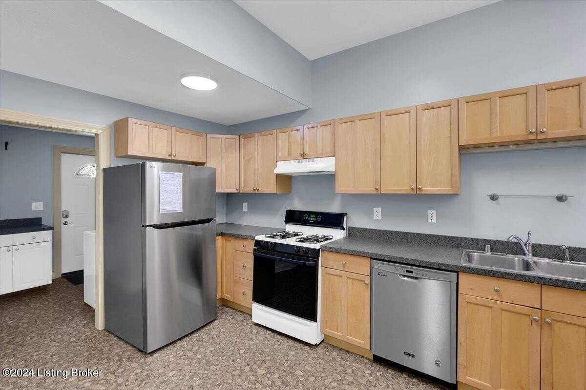 1124 Rammers Ave - Photo 3 of 24