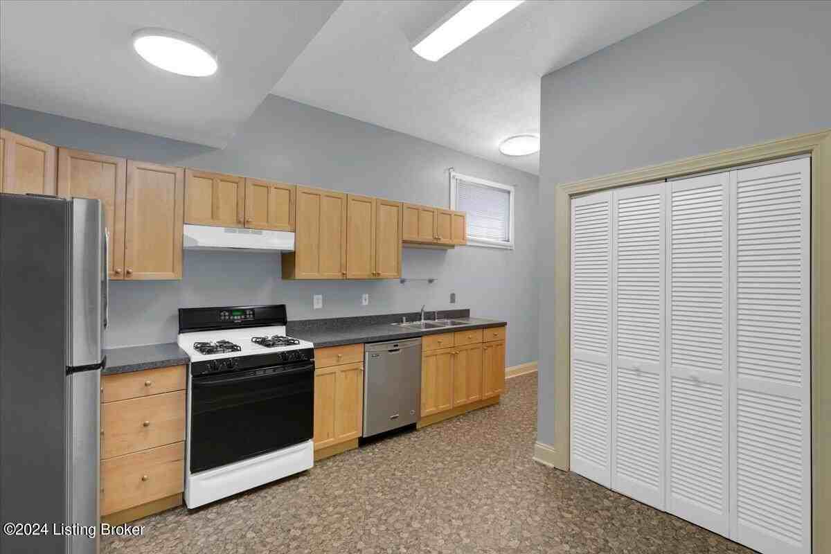 1124 Rammers Ave - Photo 4 of 24